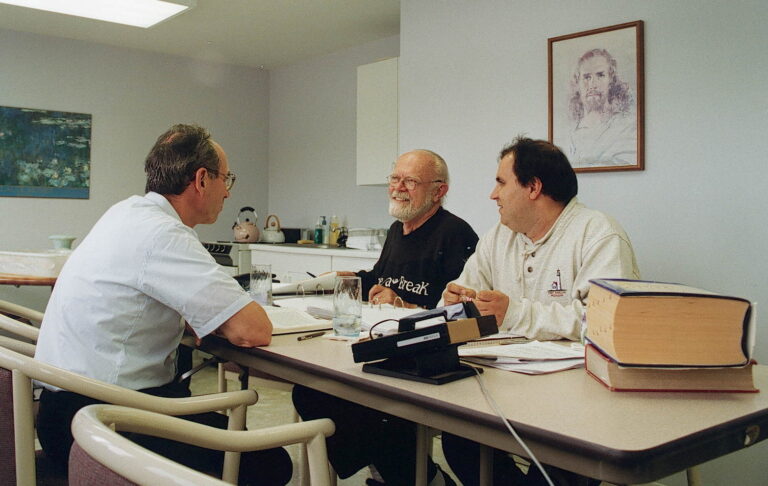 Od lewej: Kenneth Wapnick, Wallace A. Witkowski i Cezary Urbański podczas szkolenia w Foundation for A Course in Miracles, 1998