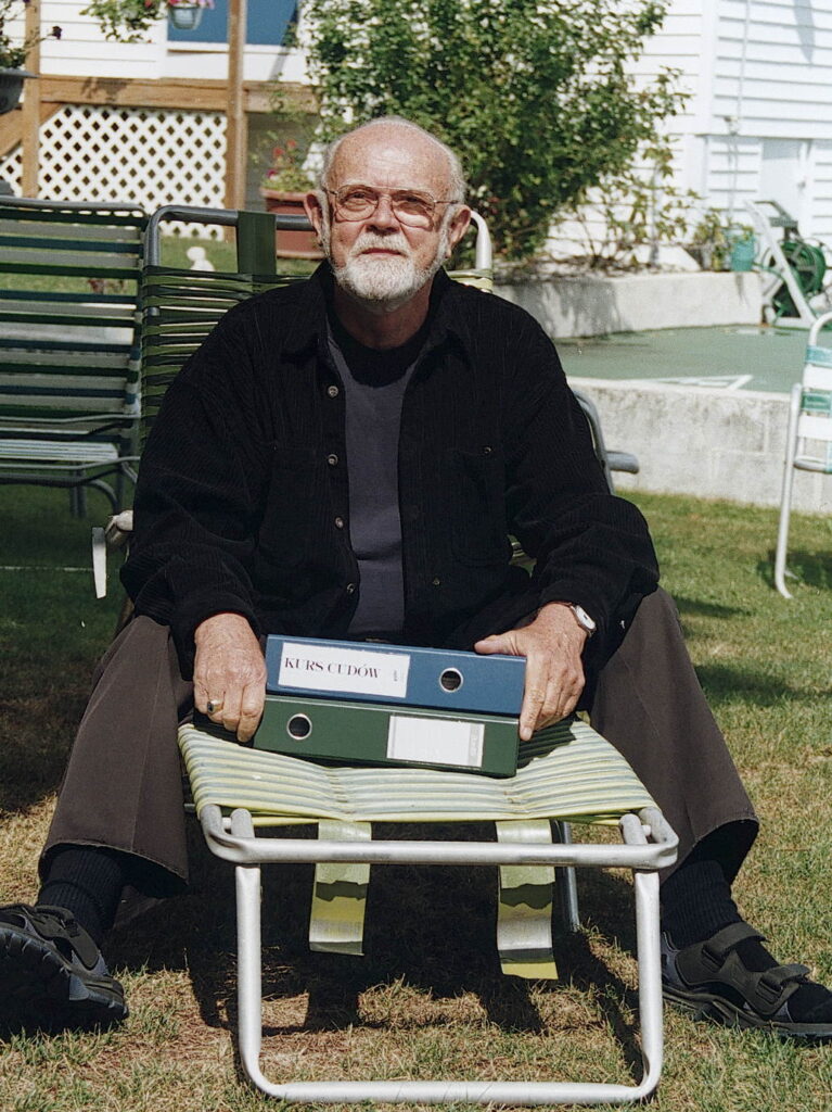 Wallace A. Witkowski z maszynopisem piątej redakcji polskiego przekładu Kursu cudów, 1998